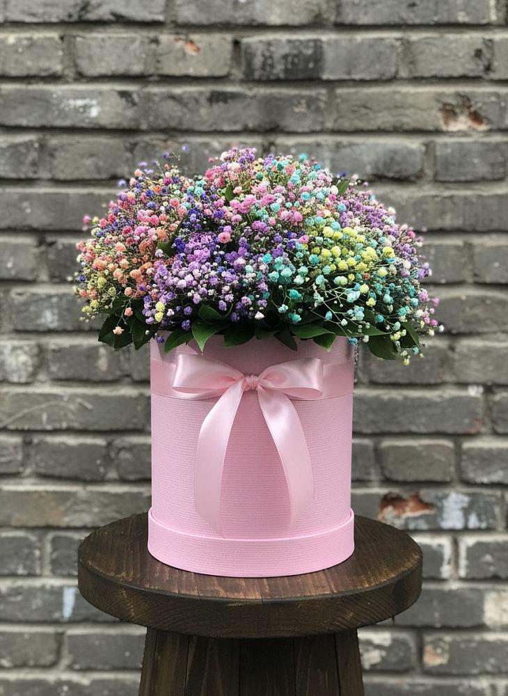 Цветочная композиция из Гипсофила и Розы в шляпной коробке в Куйтун