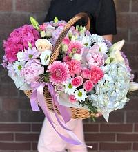 Цветочная композиция из Розы, Хризантемы, Пионы и Лизиантусы в корзине в Куйтун