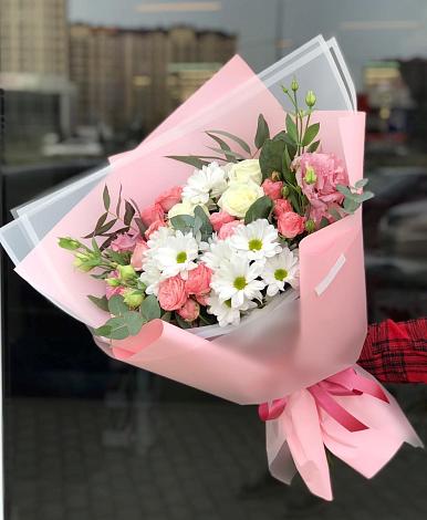 Букет цветов из: Розы, Лизиантусы и Хризантемы в Куйтун