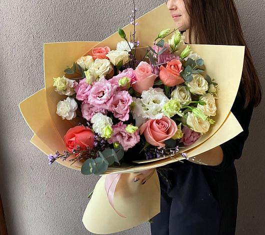 Букет цветов из: Розы, Лизиантусы и Гвоздики в Куйтун
